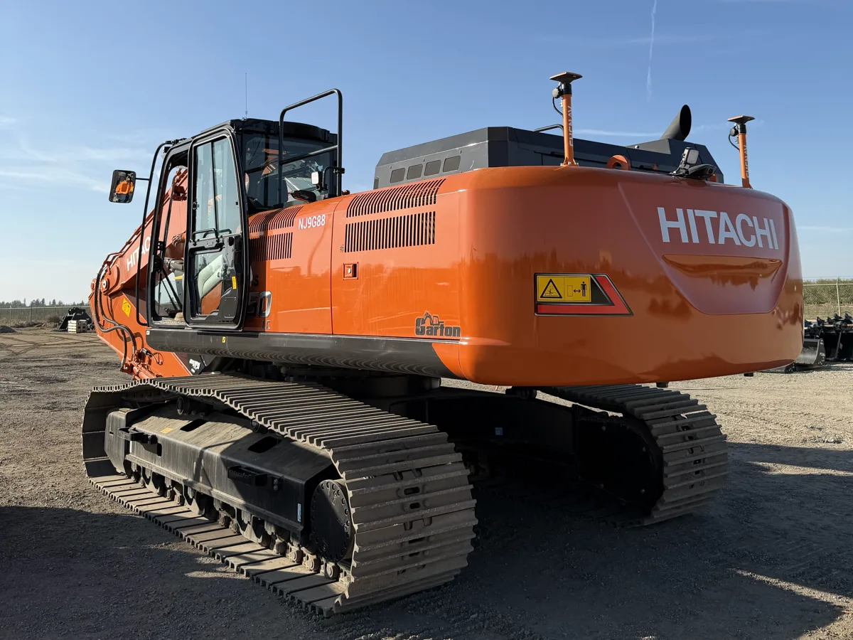 Hitachi excavator with CHCNAV TX73 dual GNSS antennas installed at Garton Tractor Modesto