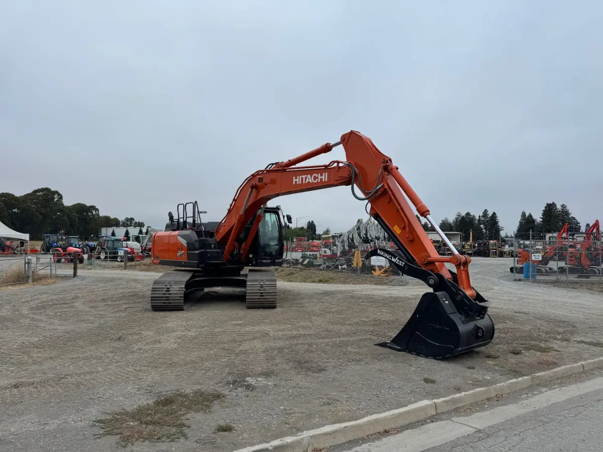 Actual stock photo of Hitachi LANDCROS ZX210LC-7H, stock 008522