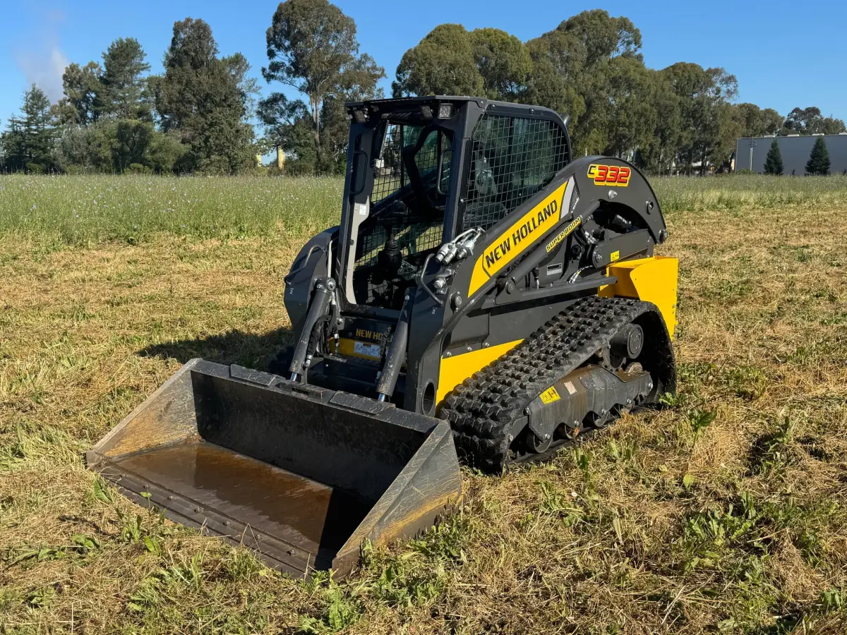 Demo unit! discounted New Holland Track Loader 76 hours, 9,630 Lbs. Hydraulic coupler