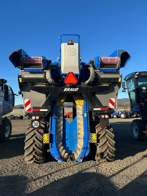 Actual stock photo 4 of New Holland 9090L, stock C91511