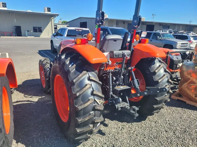 Actual stock photo 2 of Kubota M6060HD, stock 025207