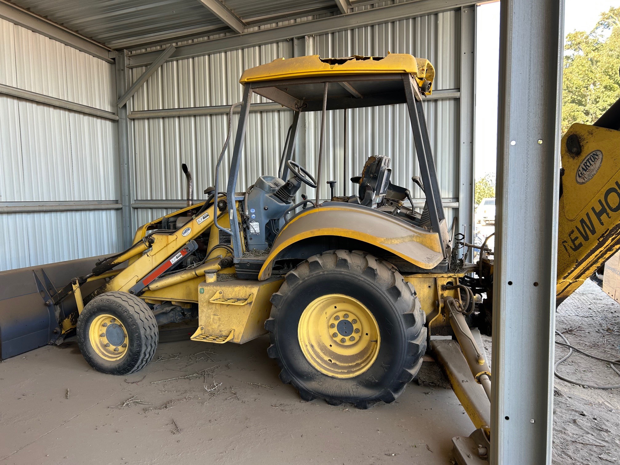 Actual stock photo of New Holland LB75 2WR, stock 030444