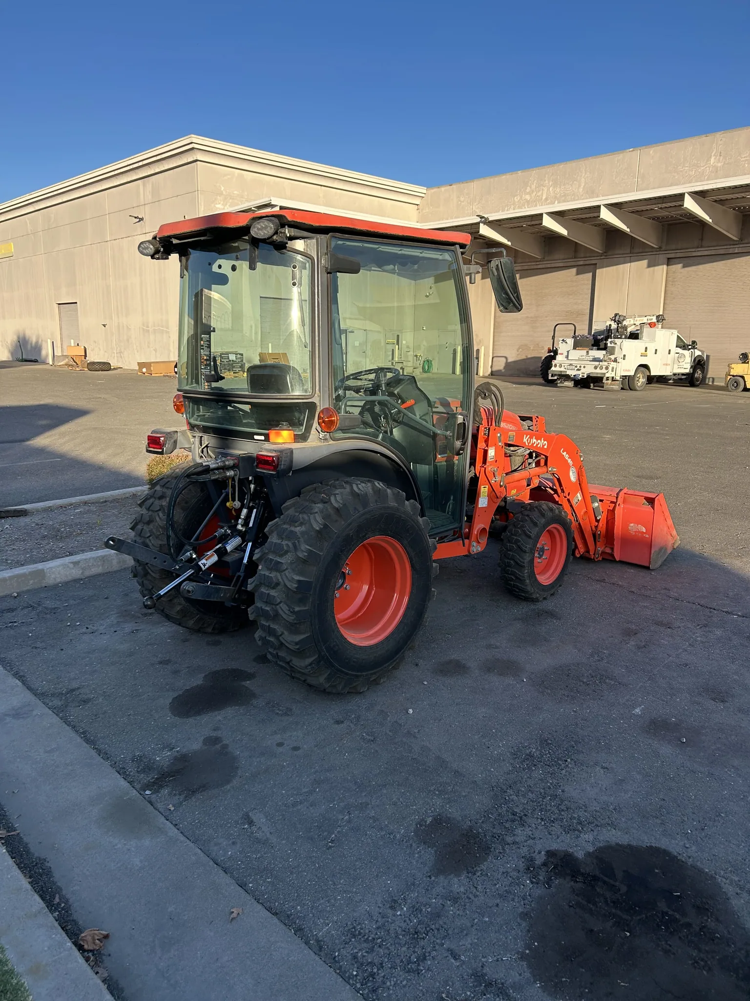 Actual stock photo of 2026 Kubota LX3520SUHSDC, stock 030921
