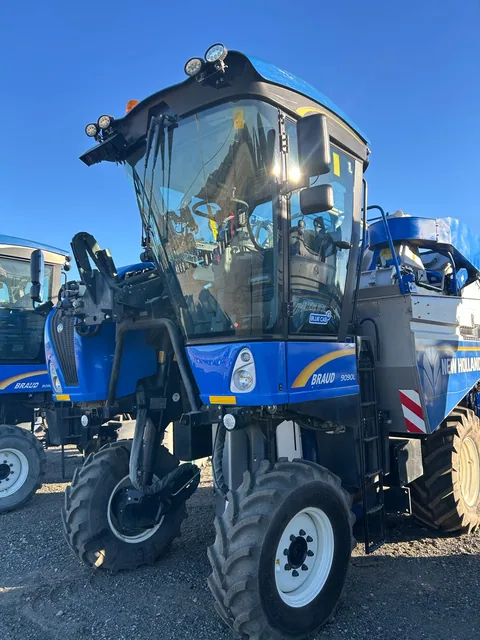 Actual stock photo 2 of New Holland 9090L, stock C91511