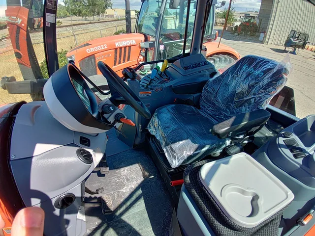 Actual stock photo 6 of Kubota M7-134D, stock 014834